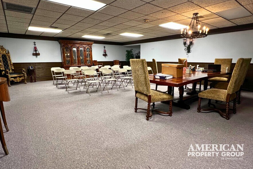 More Photos Of 2011 Bispham Rd, Sarasota Office For Lease