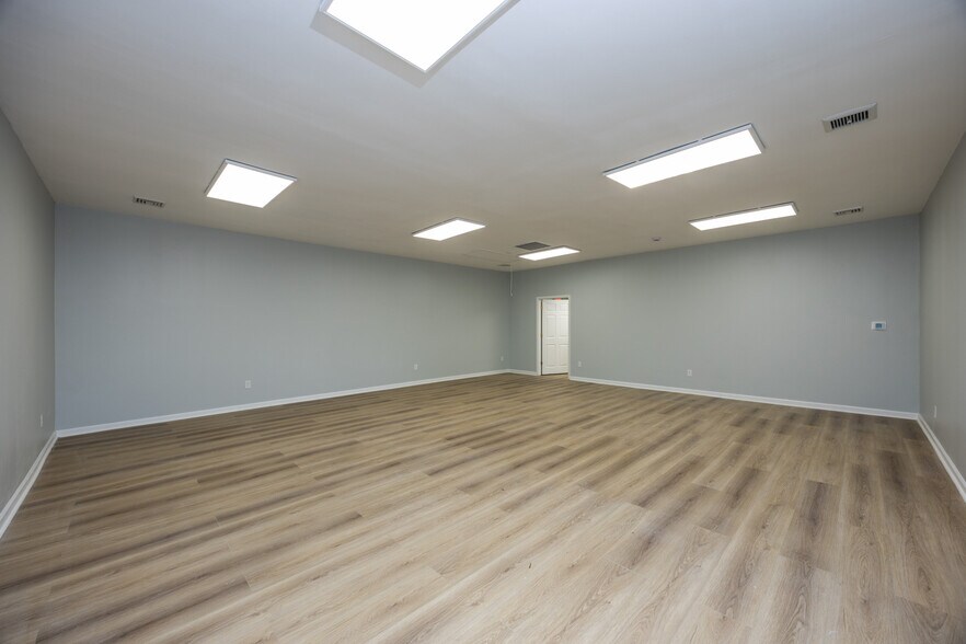 More Photos Of 320 Tilton Rd, Northfield Warehouse For Lease