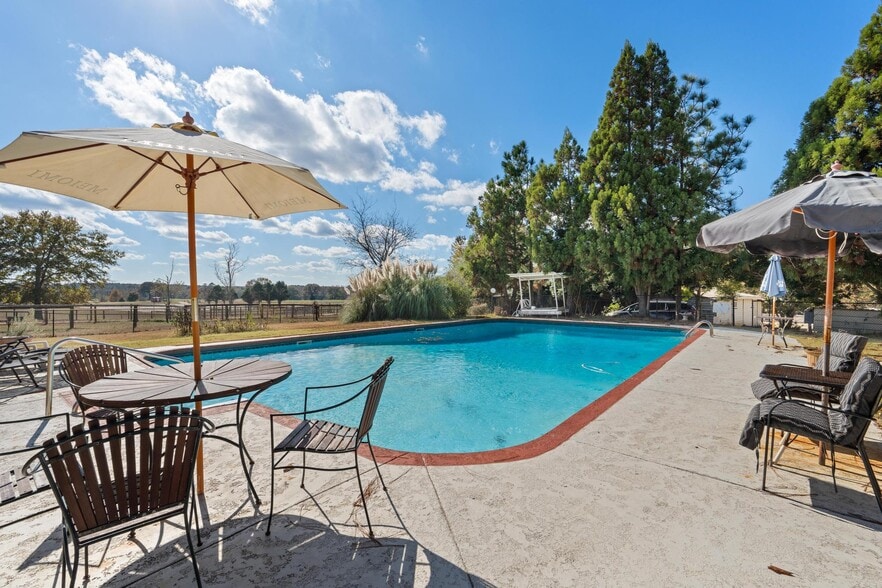 More Photos Of 607 Butts Mill Rd, Pine Mountain General Retail For Sale