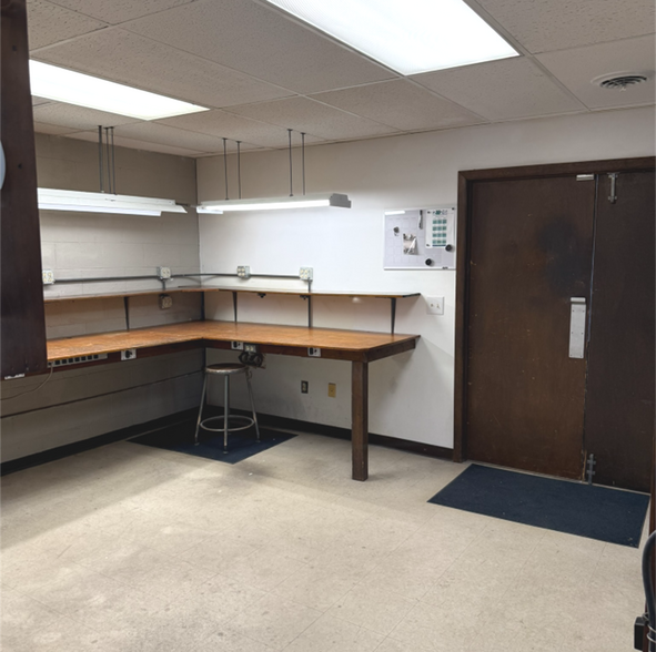 More Photos Of 1027 S Kerr Ave, Wilmington Showroom For Lease