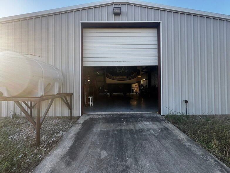 More Photos Of 18875 FM 121, Gunter Manufacturing For Lease