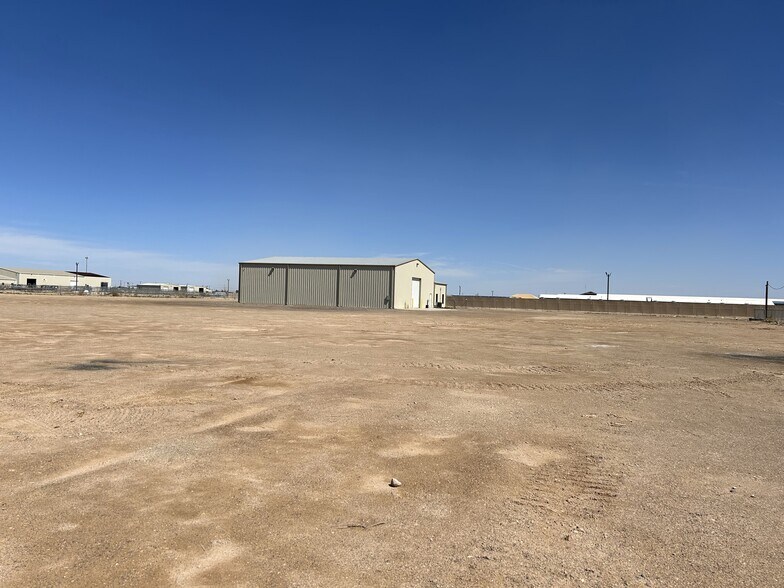 More Photos Of 1389 Oil Mil Rd, Pecos Warehouse For Lease
