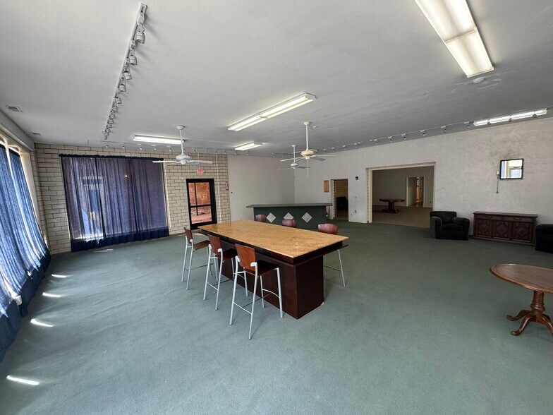 More Photos Of 35 W Main St, Mascoutah General Retail For Lease