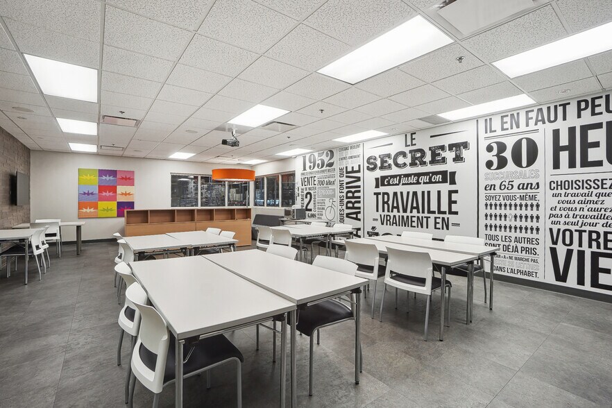More Photos Of 1675 Boul de Montarville, Boucherville Warehouse For Lease