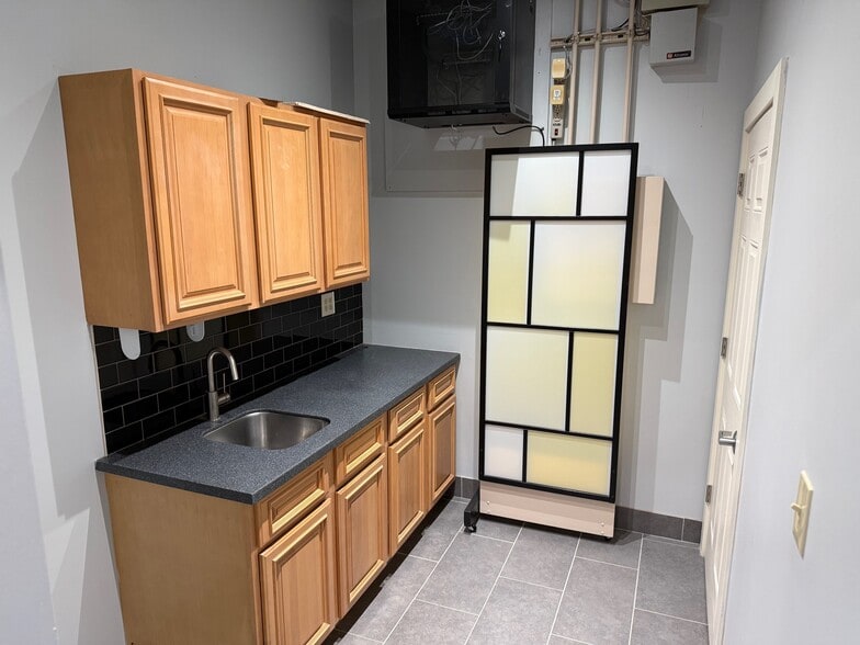 More Photos Of 211 W Matthews St, Matthews Office For Sale