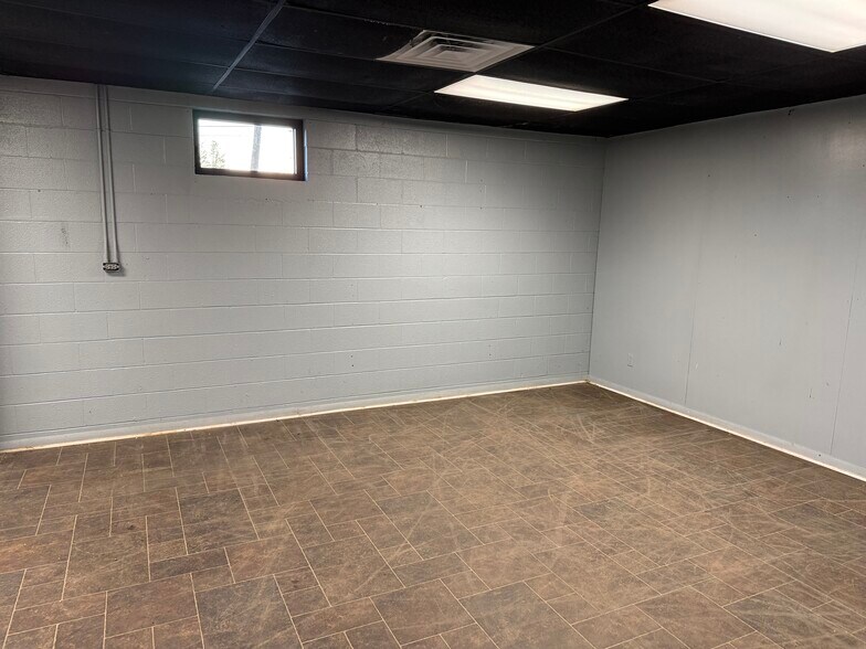 More Photos Of 630 Trindale Rd, Trinity Warehouse For Lease