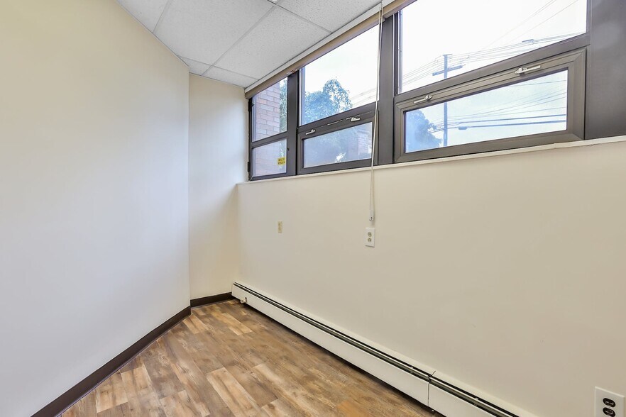 More Photos Of 171 Ramapo Rd, Garnerville Office For Lease