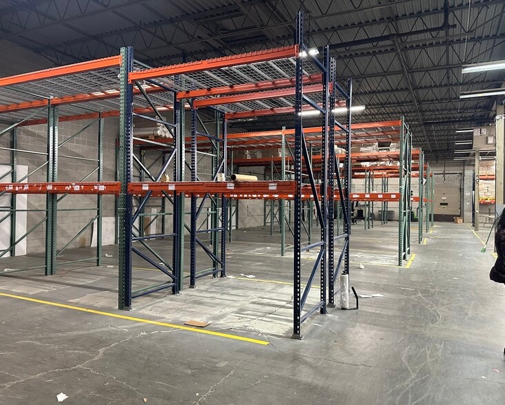 More Photos Of 333 W Hintz Rd, Wheeling Warehouse For Lease