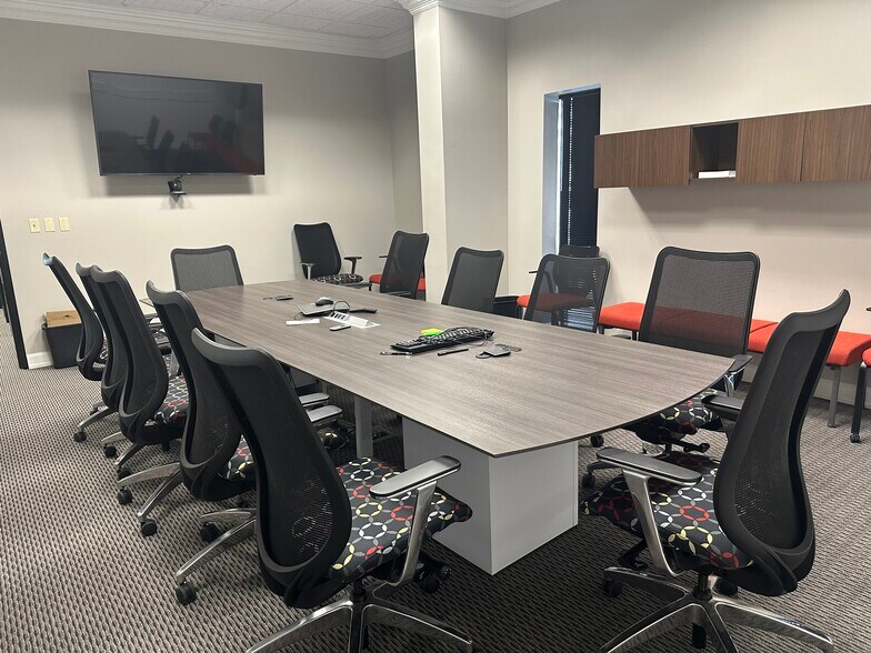 More Photos Of 1827 N Yellowood Ave, Broken Arrow Light Distribution For Lease