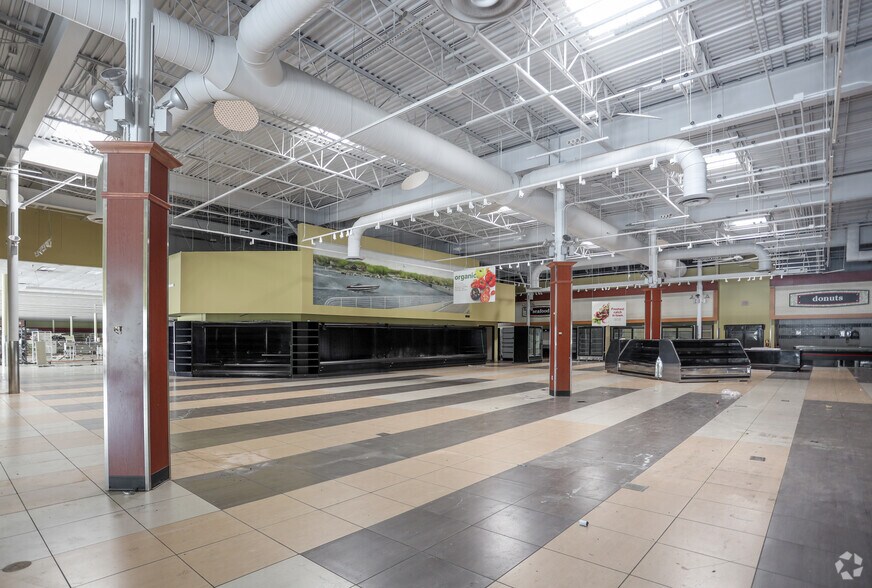 More Photos Of 11625 Fox Rd, Indianapolis Supermarket For Lease