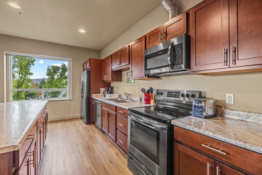 More Photos Of 125 S 6th St, Klamath Falls Flex For Sale