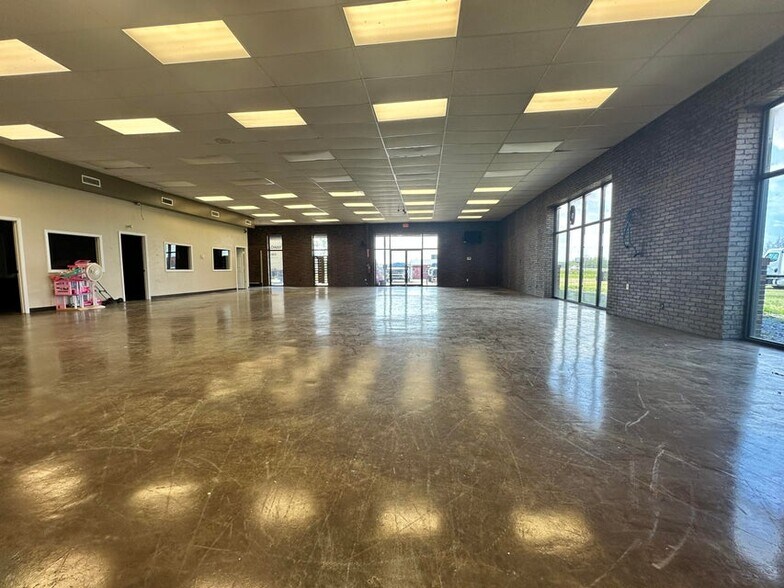 More Photos Of 910 State Highway 30 W, New Albany Warehouse For Sale