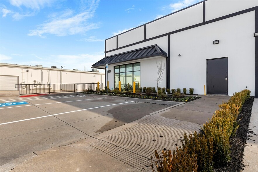 More Photos Of 820 S Central Expy, Anna Warehouse For Sale