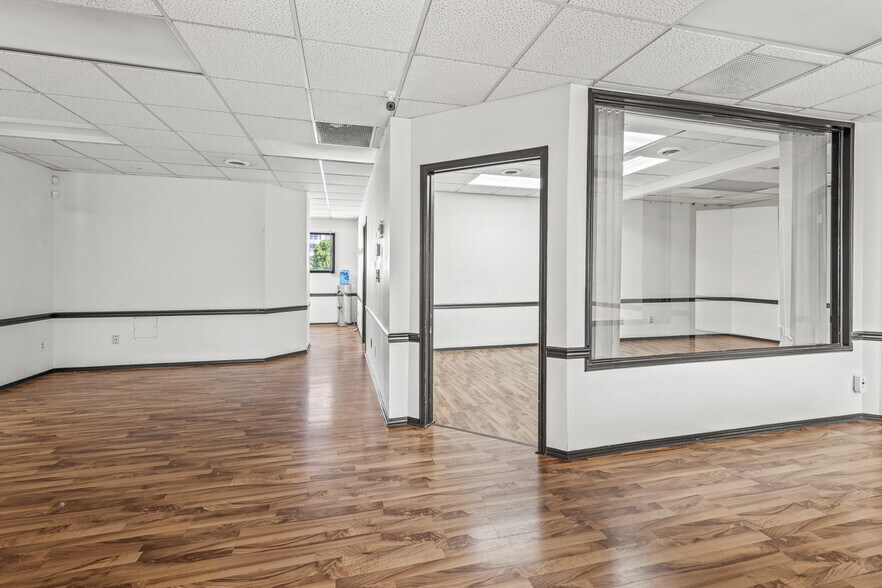 More Photos Of 454 Leon Ave, Kelowna General Retail For Lease