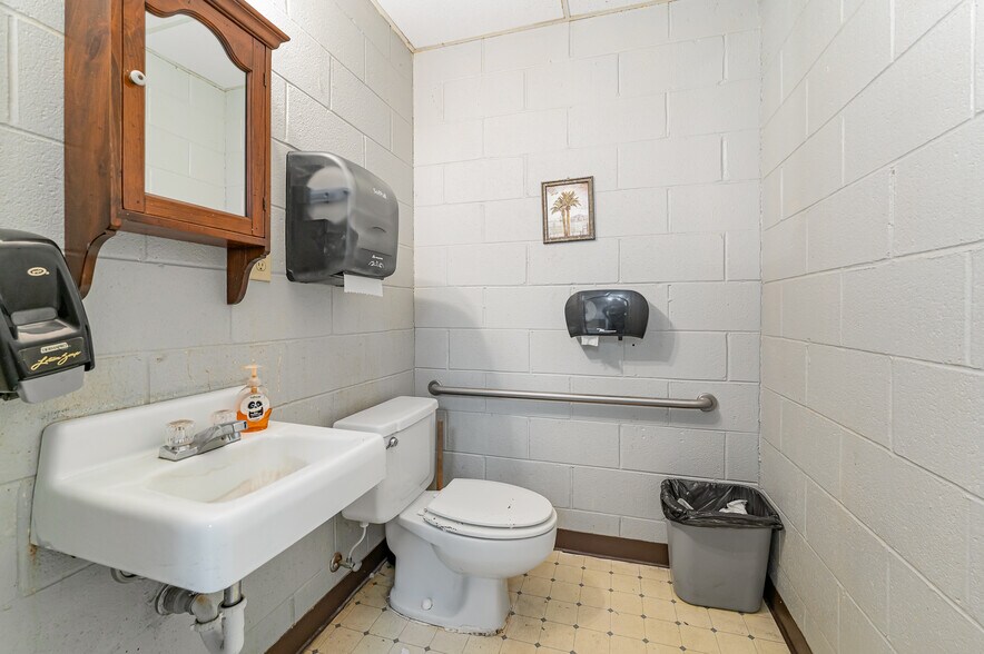 More Photos Of 4813 W Gate City Blvd, Greensboro Light Distribution For Sale