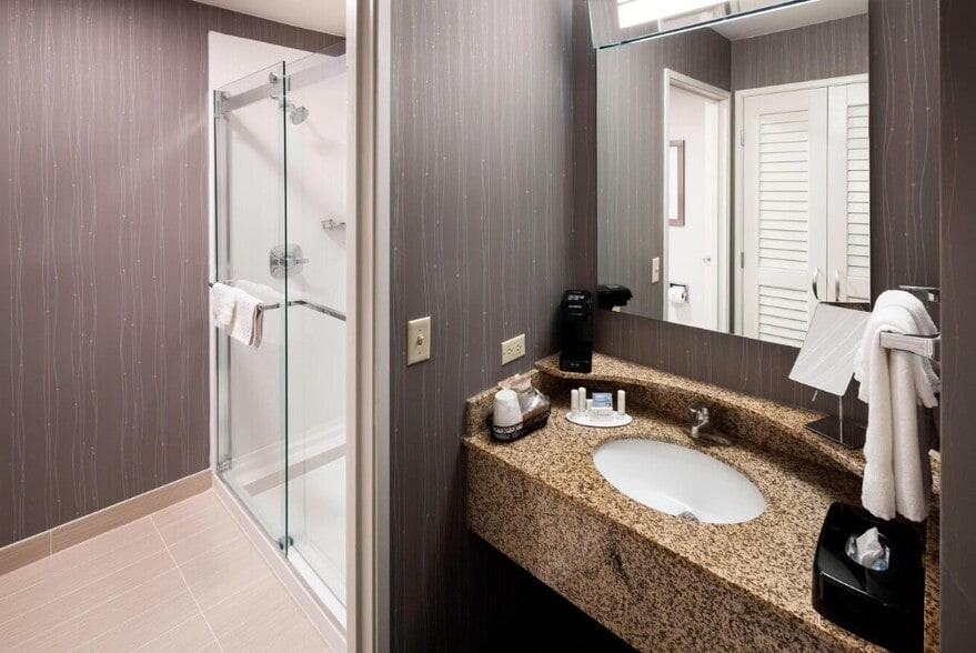 More Photos Of 451 Creighton Rd, Pensacola Hotel For Sale