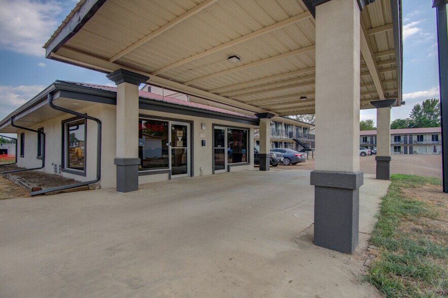 More Photos Of 100 W Wilson St, Valliant Hotel For Sale