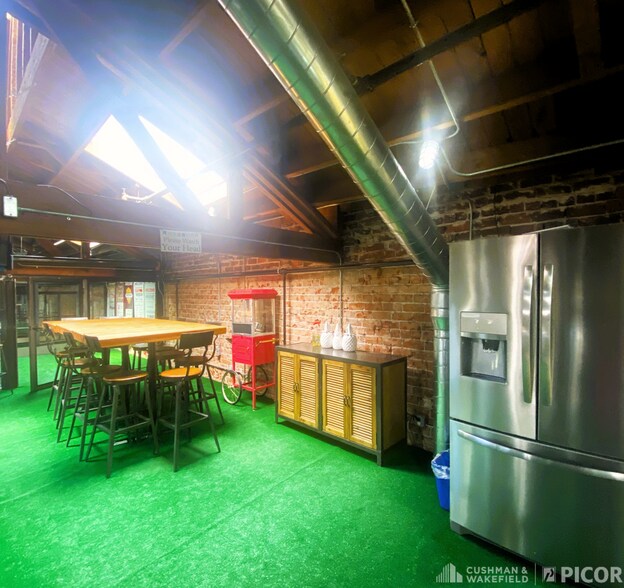 More Photos Of 210-220 E Broadway Blvd, Tucson Freestanding For Lease