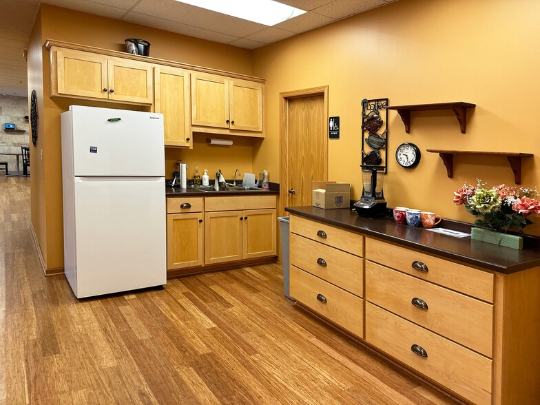 More Photos Of 1360 E County Road E E, Vadnais Heights Warehouse For Lease