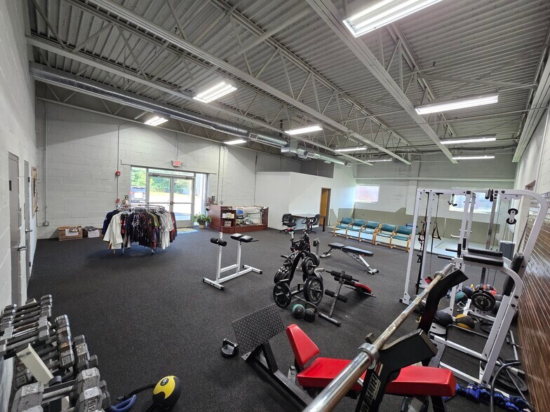 More Photos Of 1020 Industrial Blvd, Southampton Warehouse For Lease