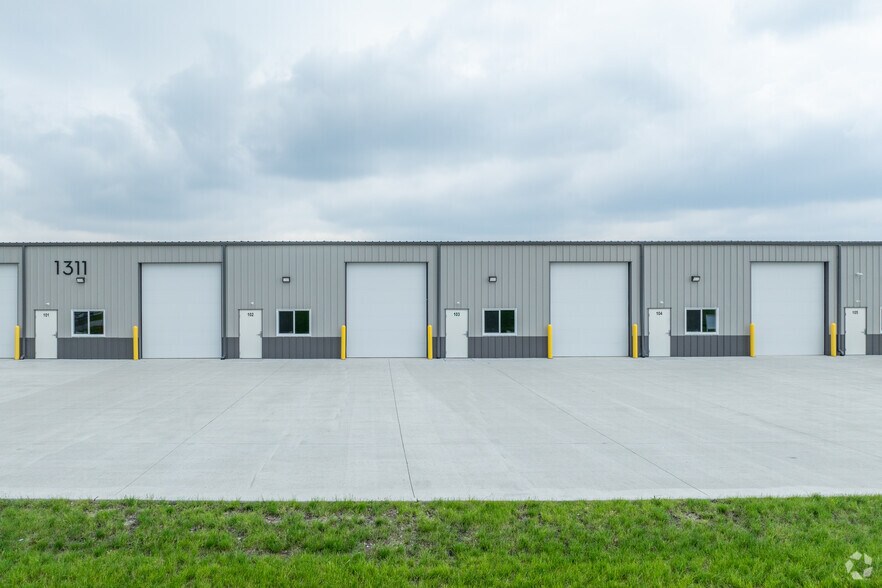 More Photos Of 1311 NW Laurel St, Elkhart Truck Terminal For Lease