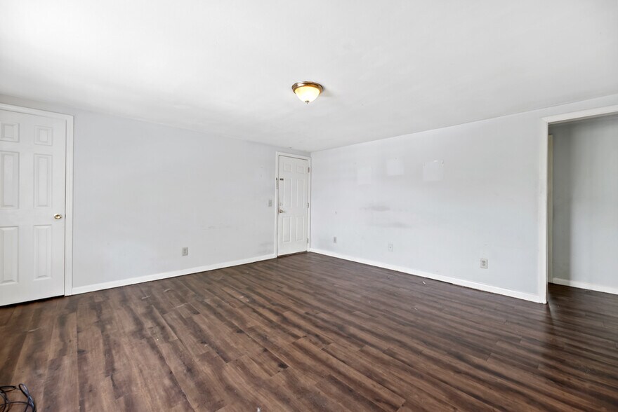 More Photos Of 305 Boone St, Strawberry Plains Apartments For Sale