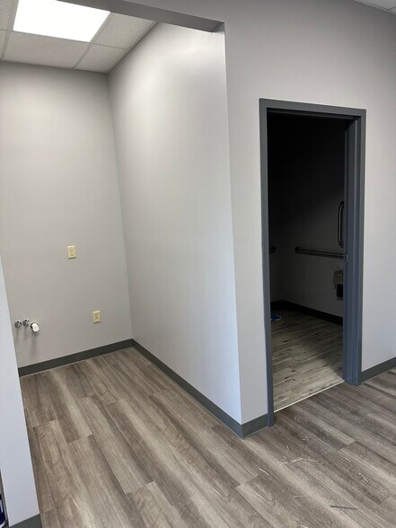 More Photos Of 4569 Dixie hwy, Elizabethtown Light Distribution For Lease