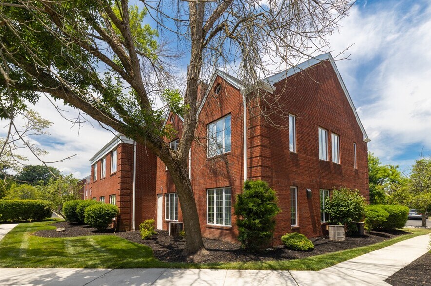 More Photos Of 821-824 Courtyard Dr, Hillsborough Office For Lease