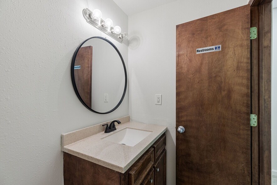 More Photos Of 40648 Hwy290 Business, Waller Office For Sale