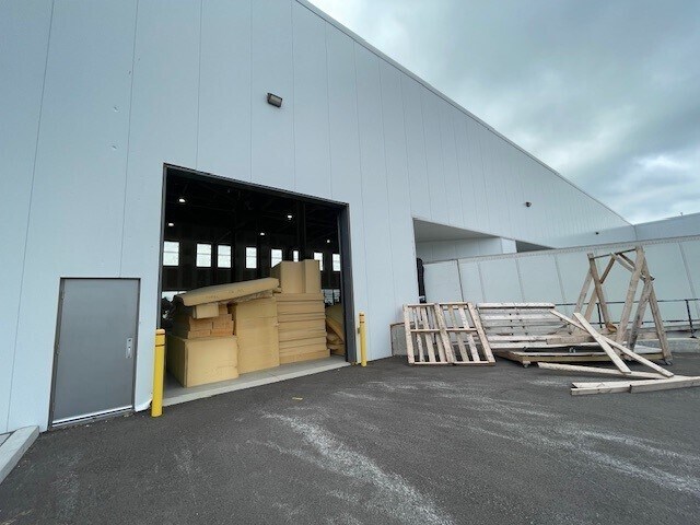 More Photos Of 3300 Av De La Gare, Mascouche Distribution For Lease