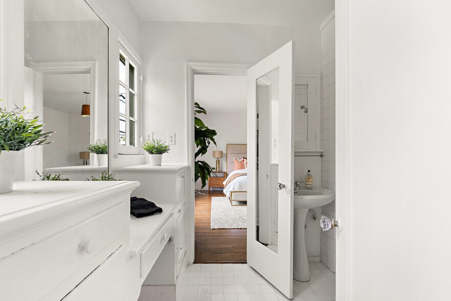 More Photos Of 1040 S Longwood Ave, Los Angeles Apartments For Sale