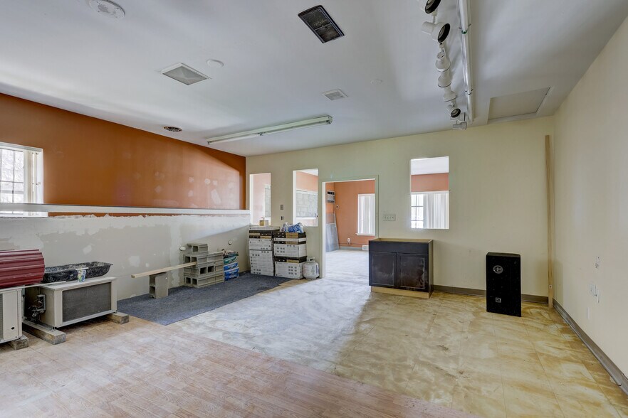 More Photos Of 19864-19884 Kelly Rd, Harper Woods Storefront For Lease
