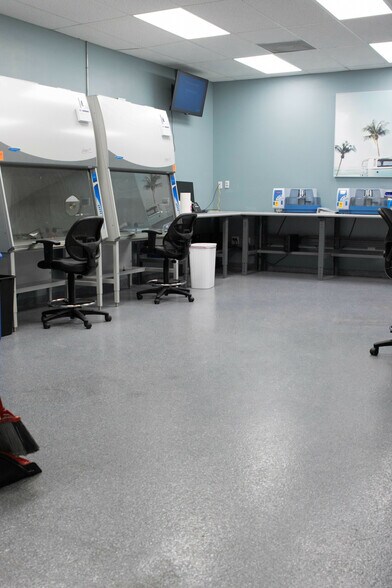 More Photos Of 9675 4th St N, Saint Petersburg Veterinarian Kennel For Lease