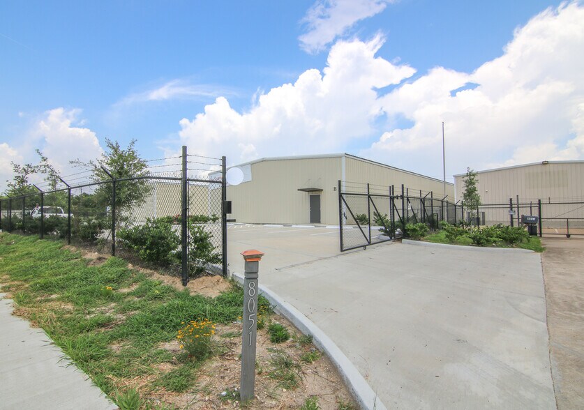 More Photos Of 8051 S Sam Houston Pky, Houston Warehouse For Lease