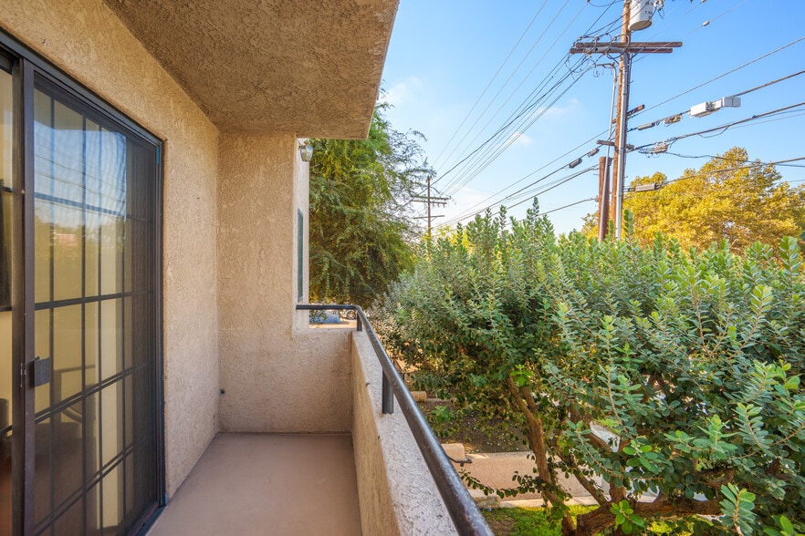 More Photos Of 6924 Woodman Ave, Van Nuys Apartments For Sale