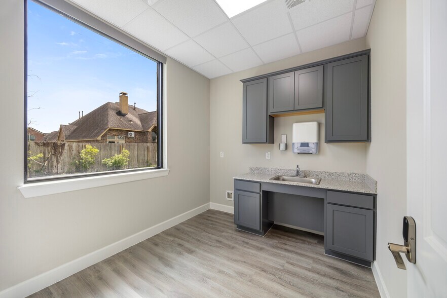 More Photos Of 3129 Kingsley Dr, Pearland Medical For Lease
