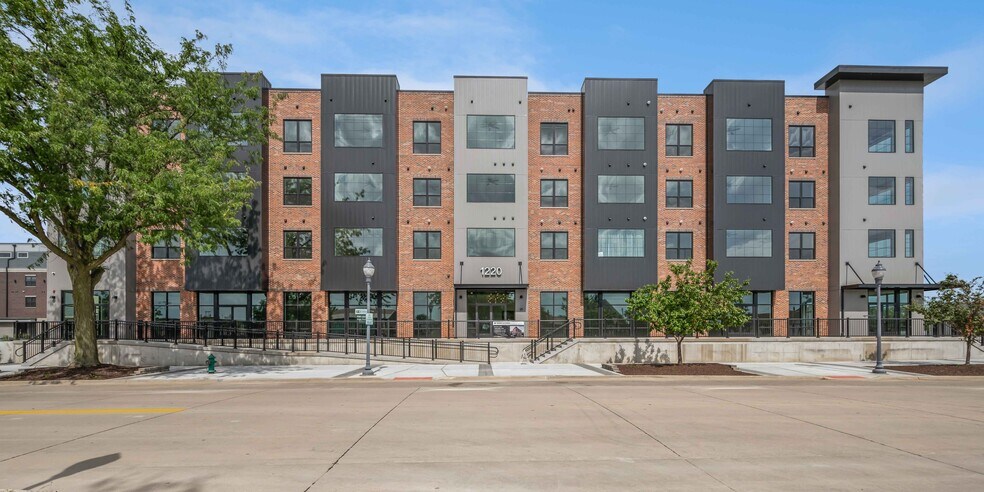 Primary Photo Of 1220 3rd St SE, Cedar Rapids Apartments For Lease