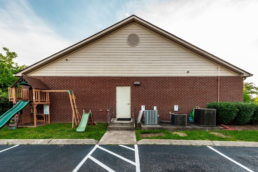 More Photos Of 20 Executive Park Dr, Hendersonville Loft Creative Space For Sale