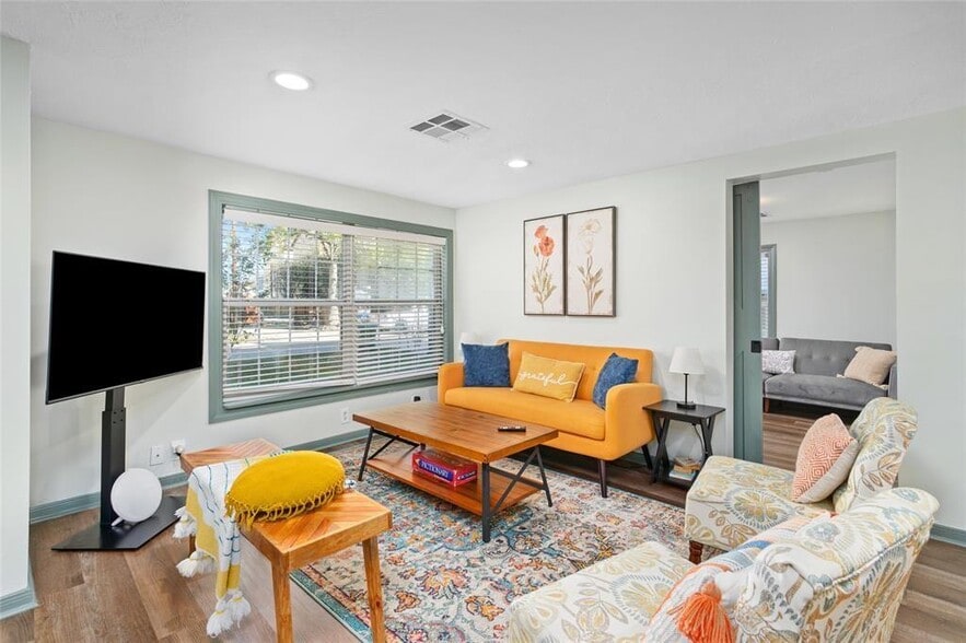 More Photos Of 1118 W 21st St, Houston Office For Sale