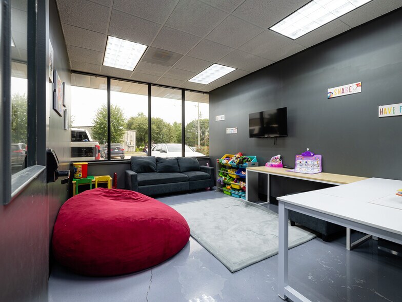 More Photos Of 321 S Persimmon St, Tomball Manufacturing For Lease