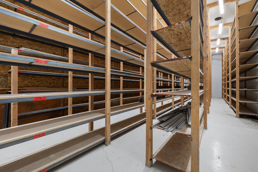 More Photos Of 18536 Oxnard St, Tarzana Warehouse For Sale