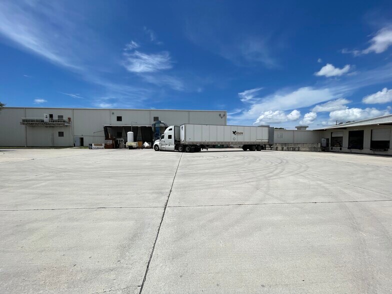 More Photos Of 2150 Whitfield Ave, Sarasota Warehouse For Lease
