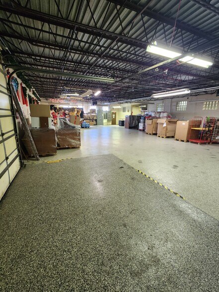 More Photos Of 2708-2714 S 9th Ave, Broadview Manufacturing For Sale