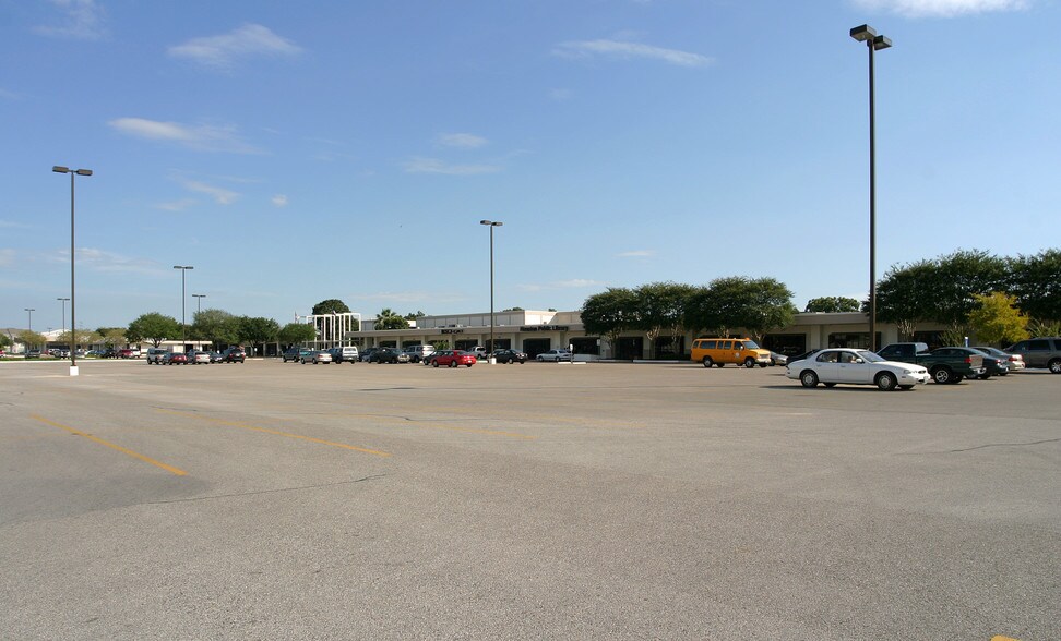 More Photos Of 5400 Griggs Rd, Houston General Retail For Lease