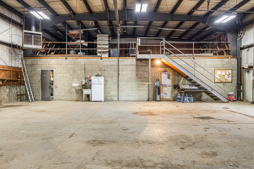 More Photos Of 165 Carmelinas Cir, Ludlow Industrial For Lease