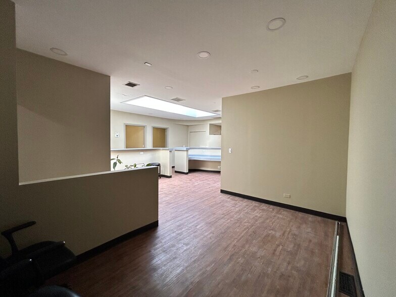 More Photos Of 4956 W Irving Park Rd, Chicago Office For Lease