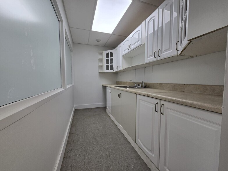 More Photos Of 52 SW 5th Ct, Pompano Beach Manufacturing For Lease