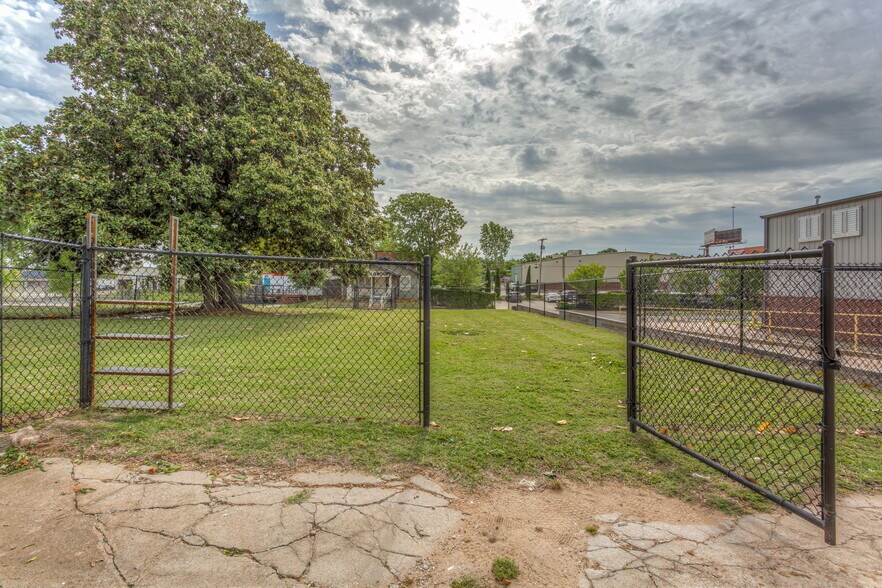 More Photos Of 1128 S Elgin Ave, Tulsa Warehouse For Lease