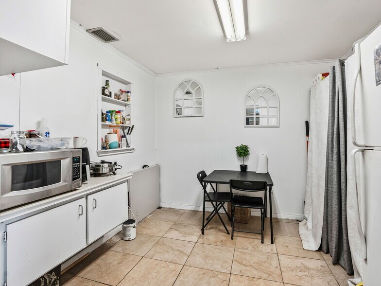 More Photos Of 9594 SE Maricamp Rd, Ocala Auto Repair For Sale