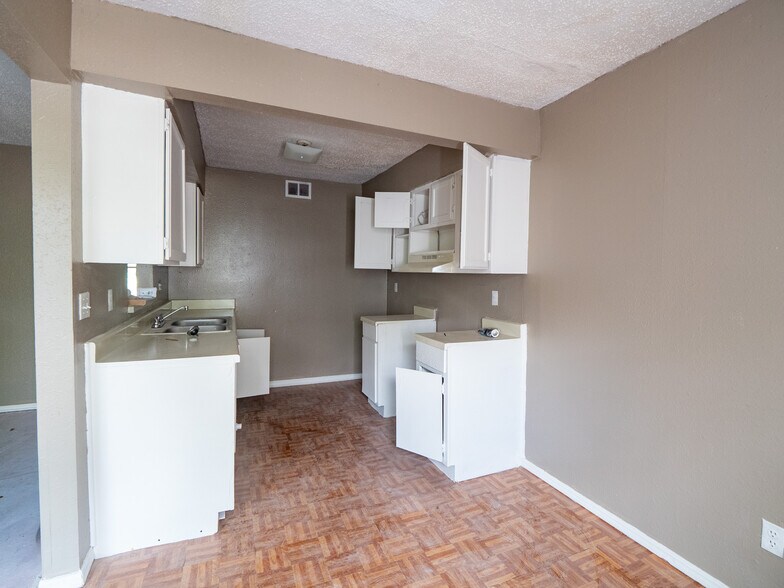 More Photos Of 5924 NW 10th St, Oklahoma City Apartments For Sale